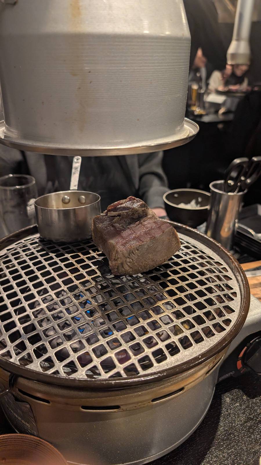 牛タンの塊を焼く