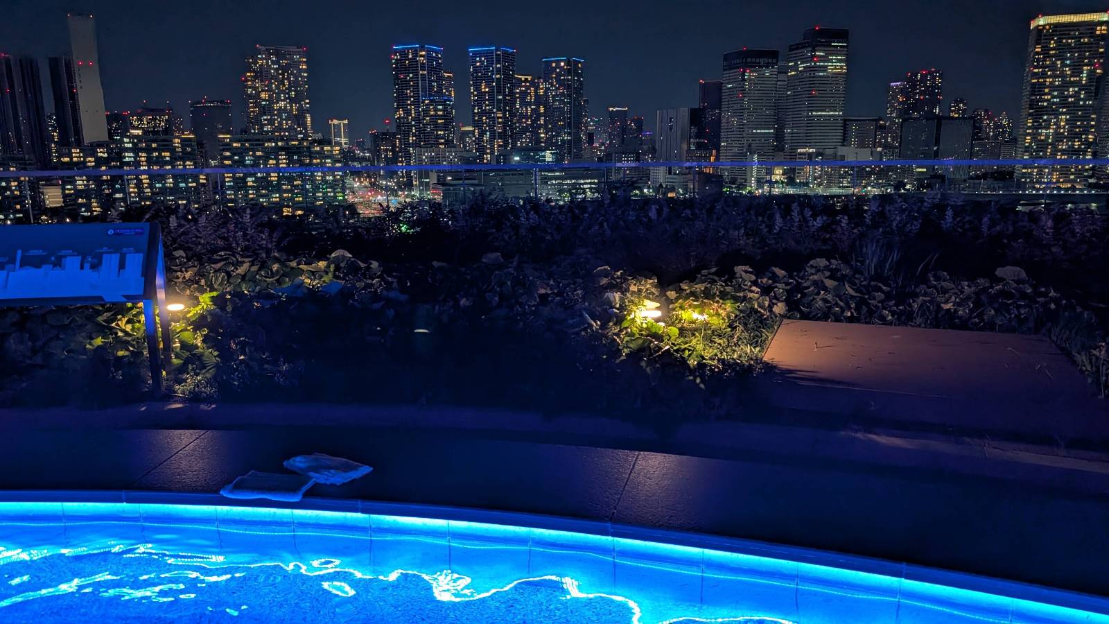 8階にある足湯からの夜景