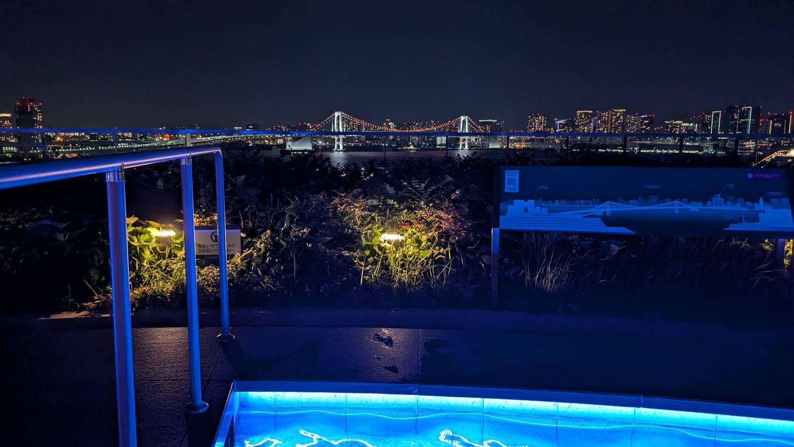 奥にあるのがレインボーブリッジ