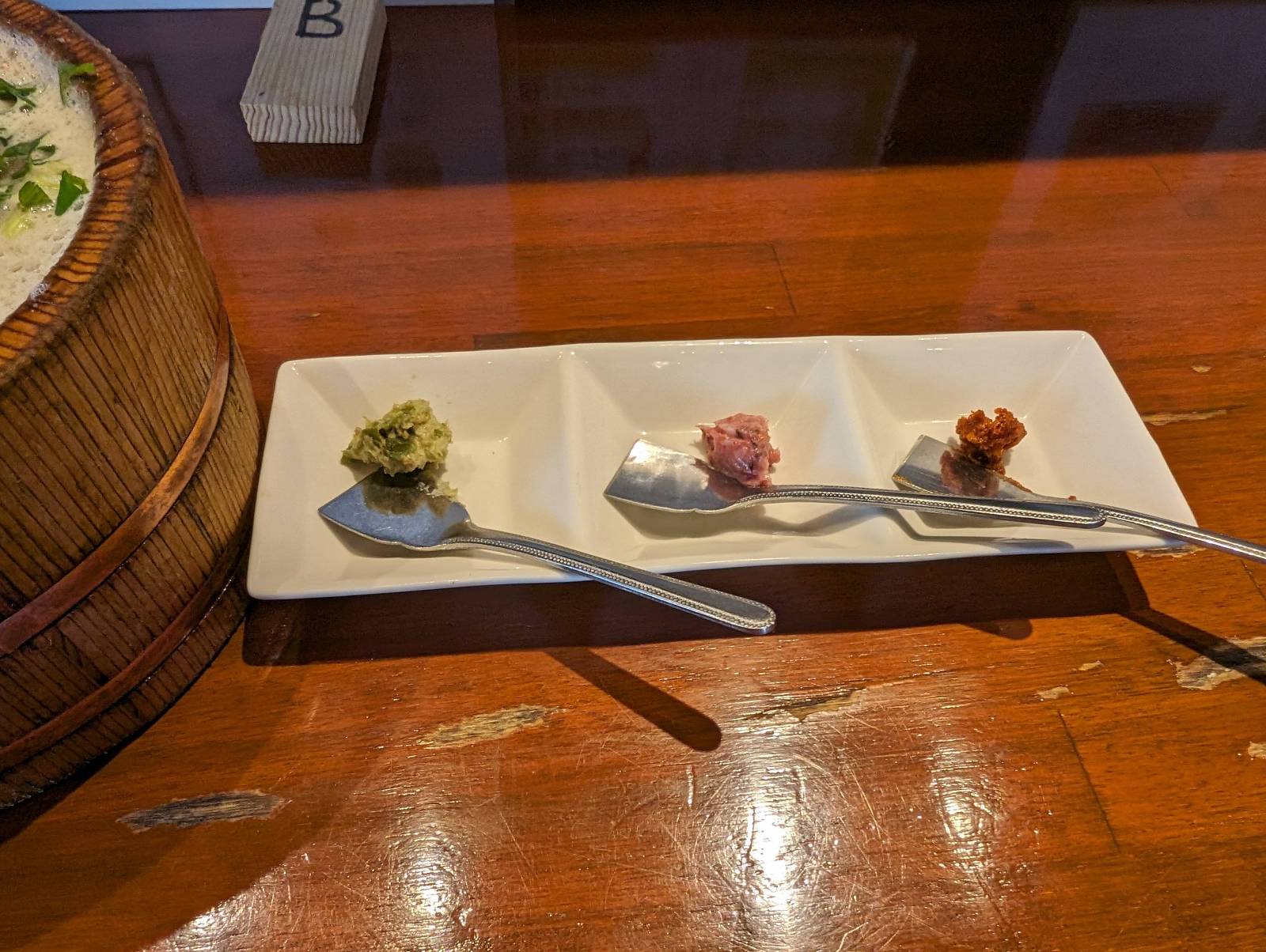 味変の薬味がワンスプーンでついてくる